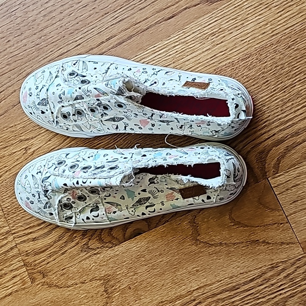 Girl's shoe brand new. Never been used